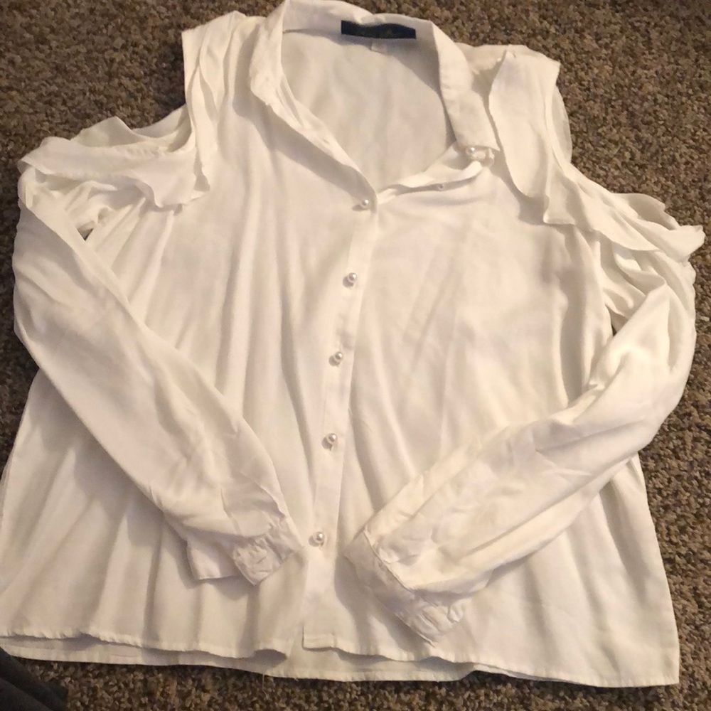 🖤4 for 25 Francesca’s cold shoulder blouse